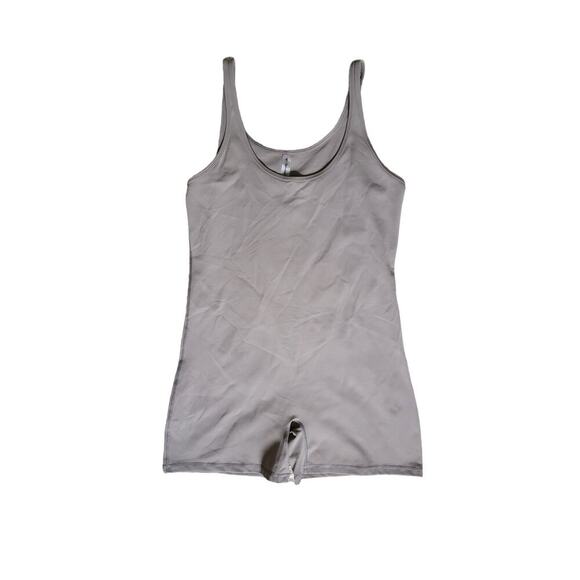 Aritzia TnAction TnaLIFE Shake-It 5" Taupe Workout Scoop-neck Romper Size 2XL - Picture 1 of 5